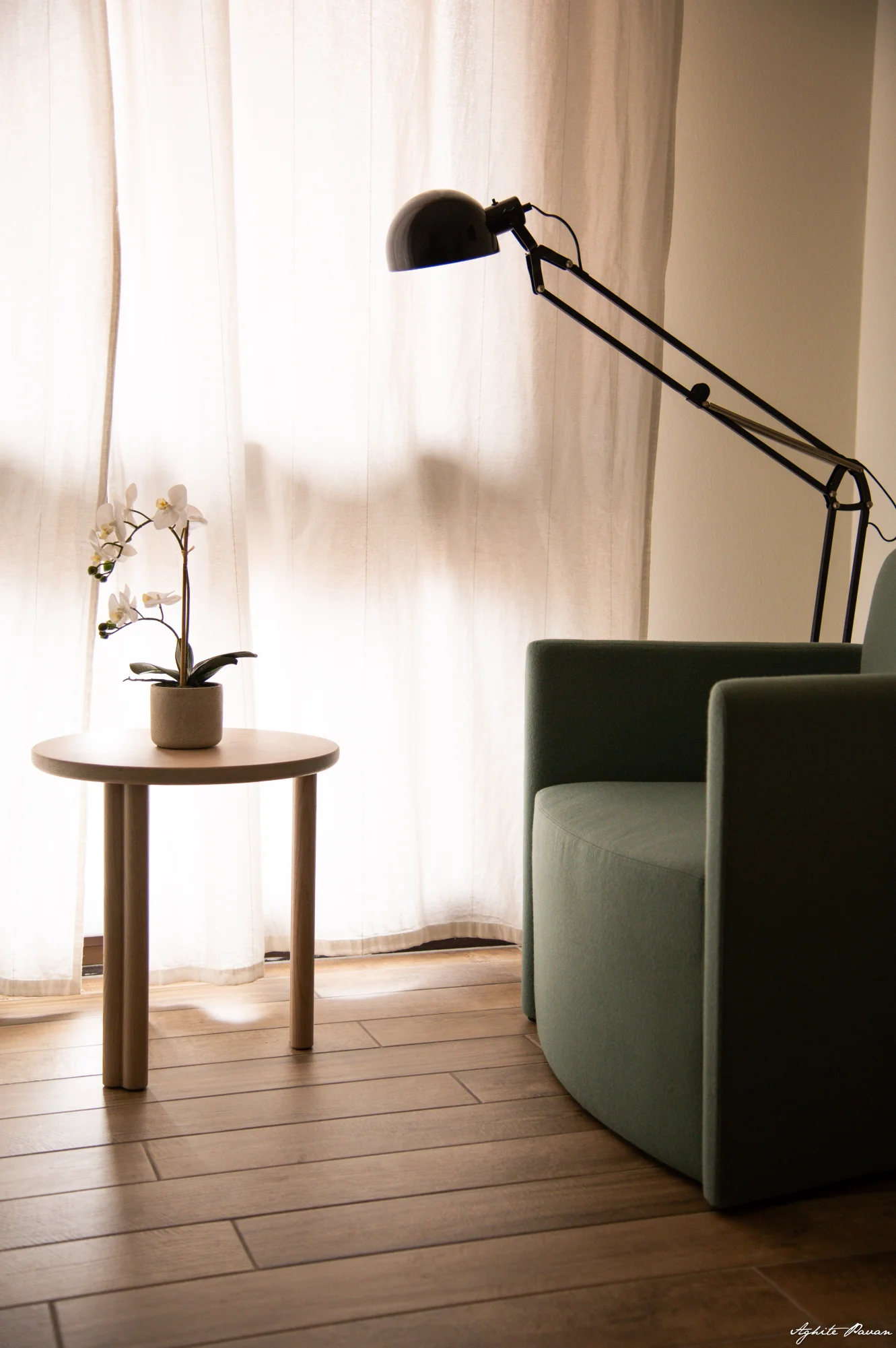 Poltrona e lampada da lettura accanto alla finestra dello studio